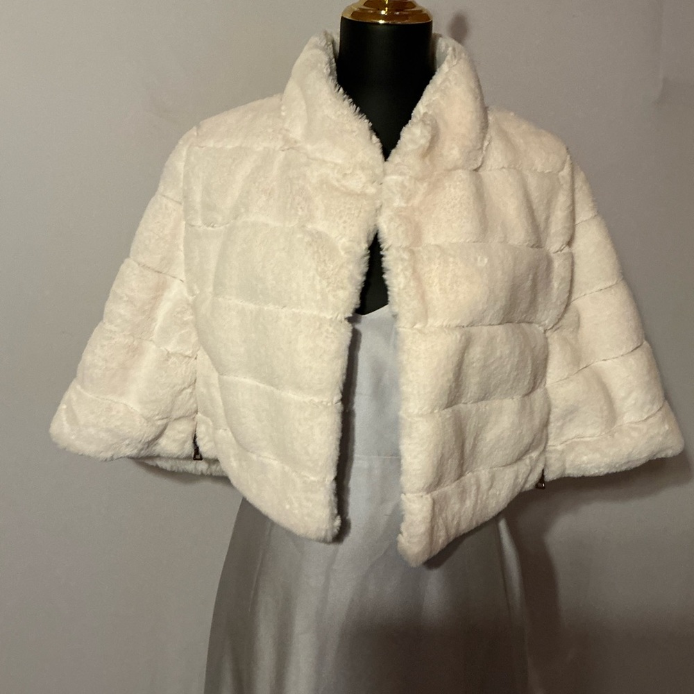 Badgley Mischka Cream faux fur shawl/ caplet